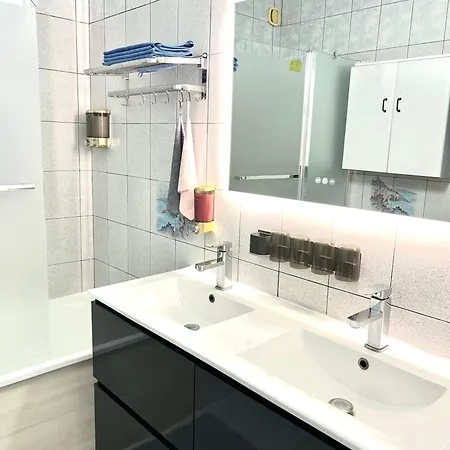 Arena Porte La Chapelle Homestay Paris
